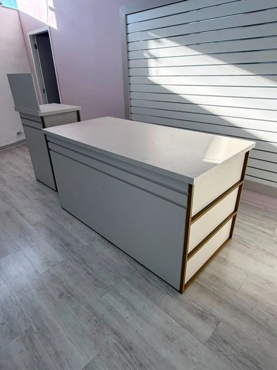 Mesa Central de Exposição em MDF Off White e Metalon Ouro Eletrostático - Foto 4
