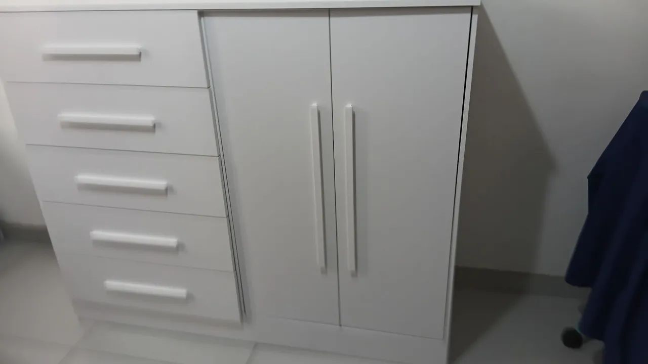 Cômoda guarda-roupa 