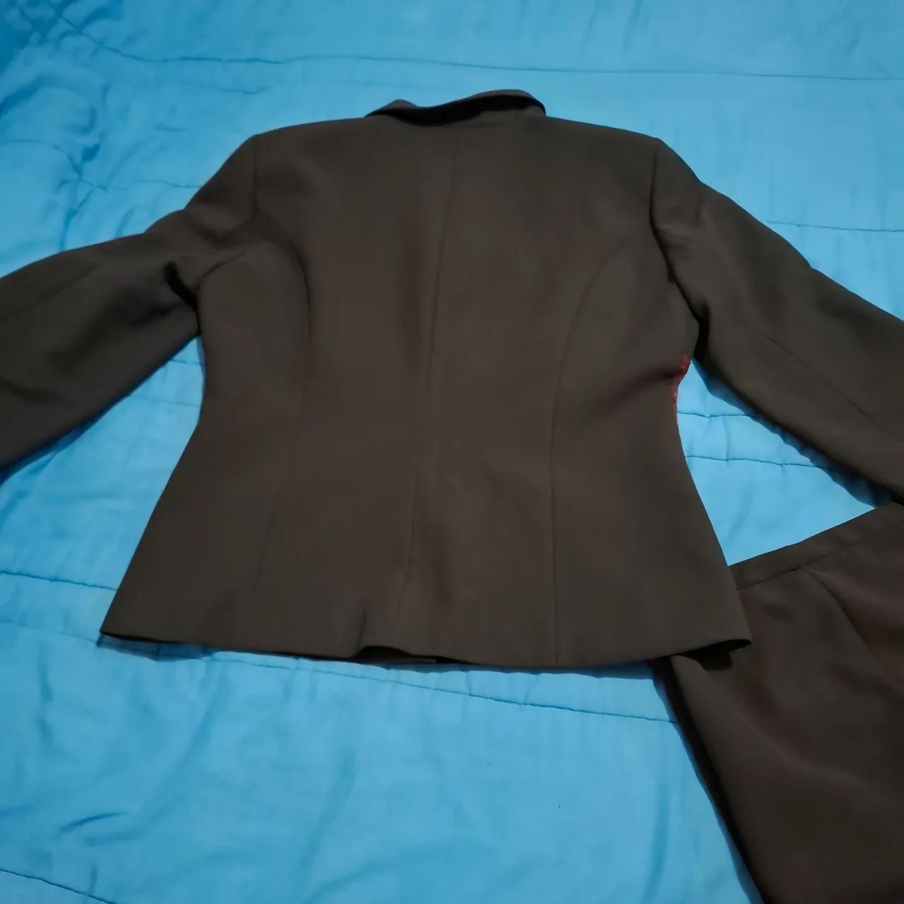 Conjunto de blazer e calça alfaiataria marrom - Foto 3