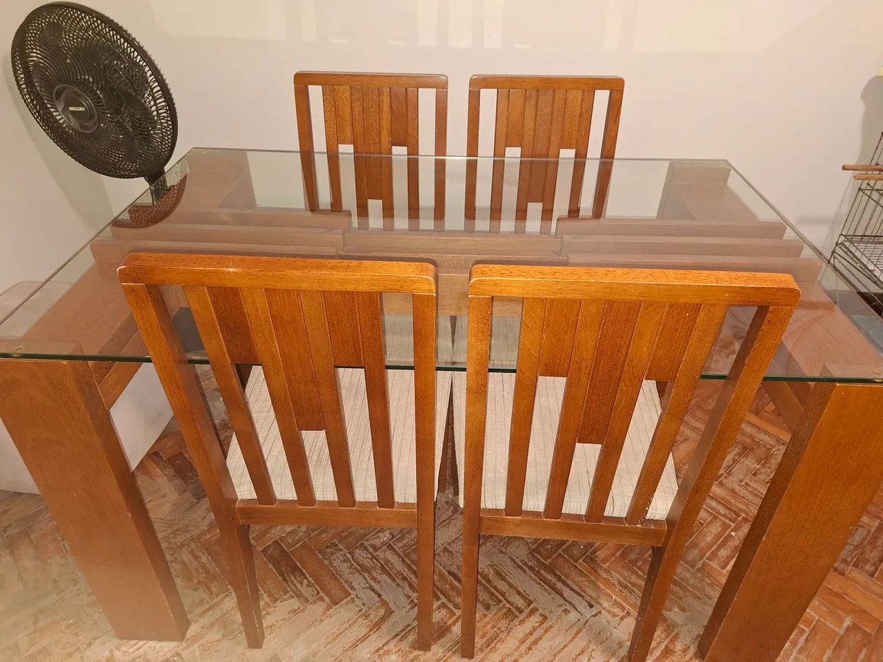 Mesa madeira pura e quatro cadeiras - Foto 3