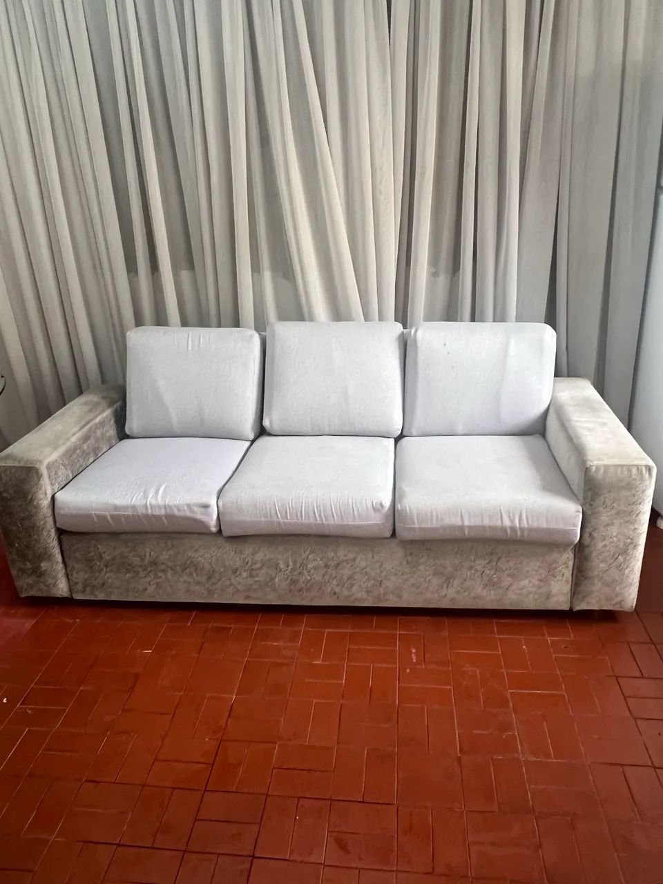 Vende-se sofá de 3 lugares  chamar no WhatsApp *