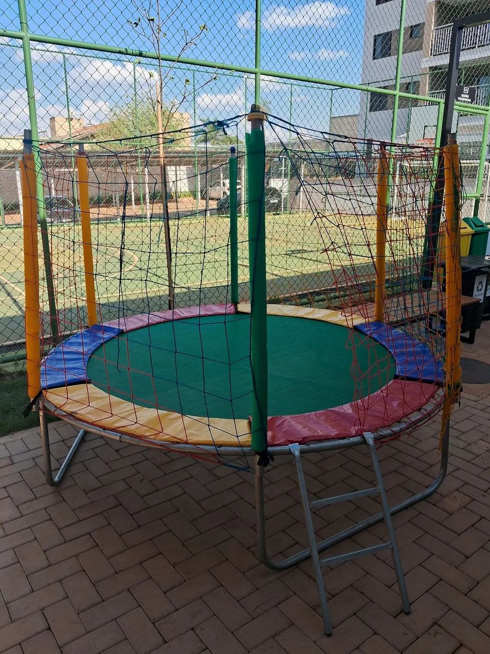 Aluguel de pula pula e mesas e caderias  - Foto 2