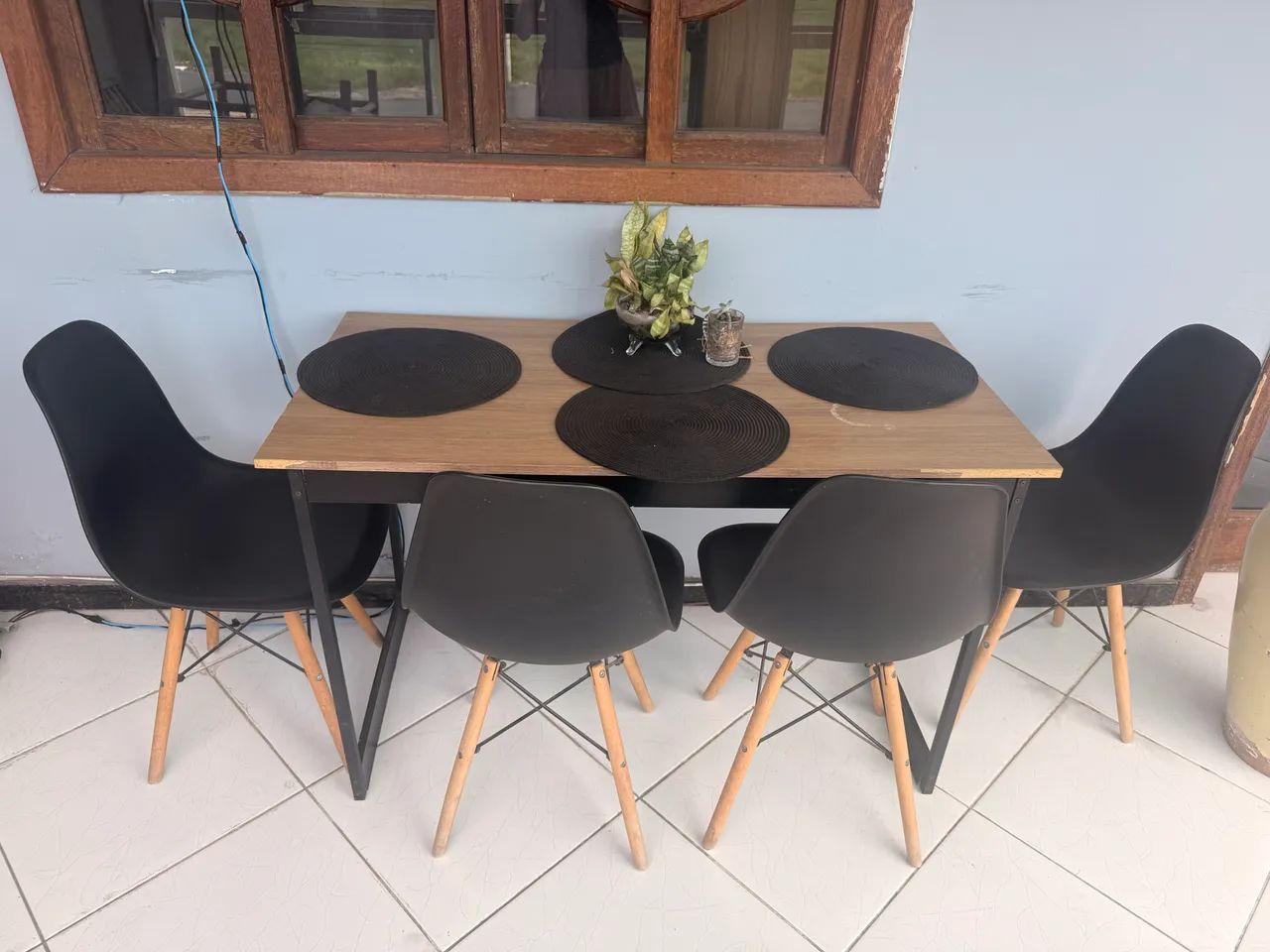 Mesa com jogo de cadeiras 