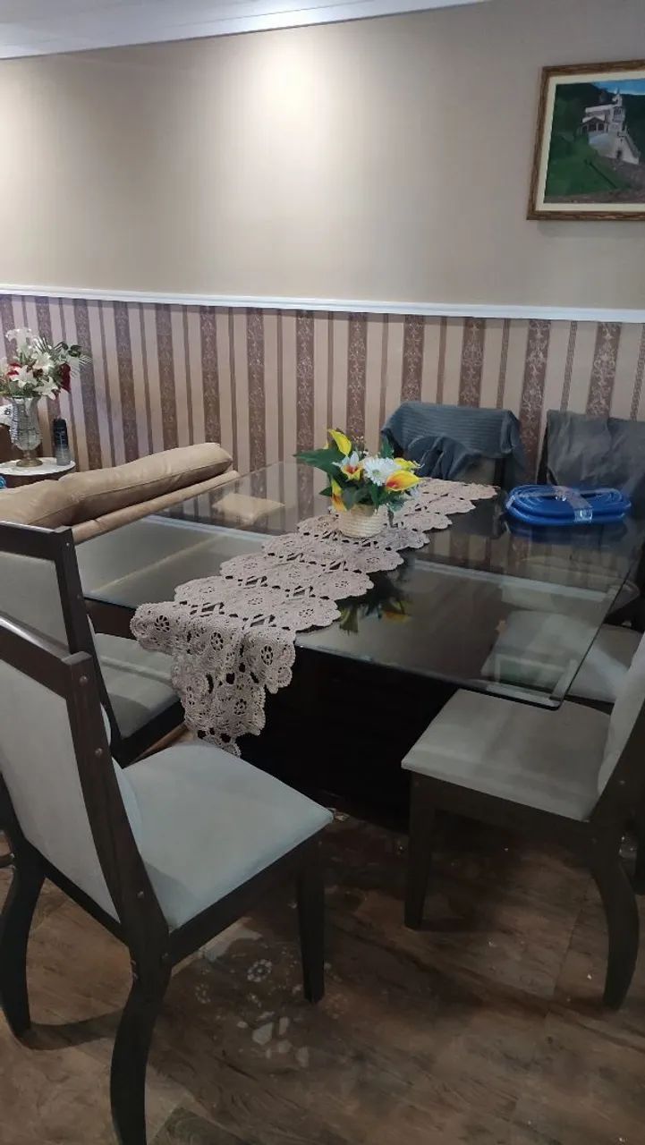 Mesa de vidro com 6 cadeiras.