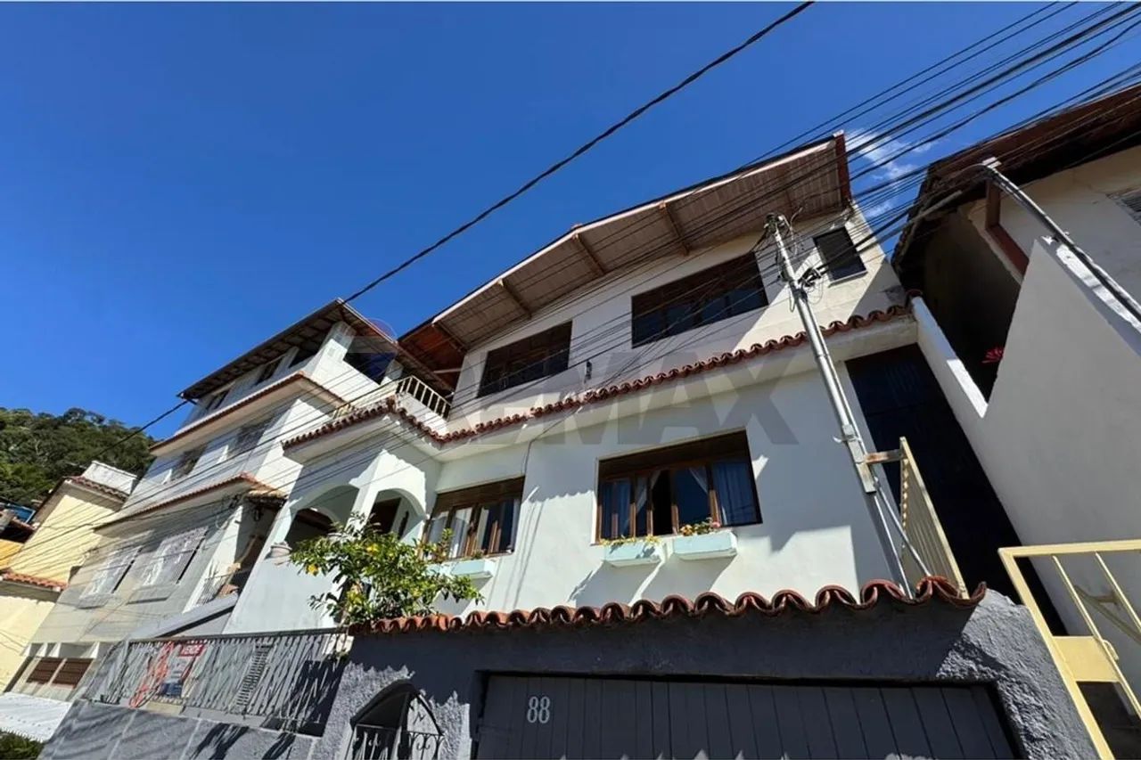 Sobrado com 3 Quartos, Ampla Varanda e Ótima Incidência Solar no Perissê