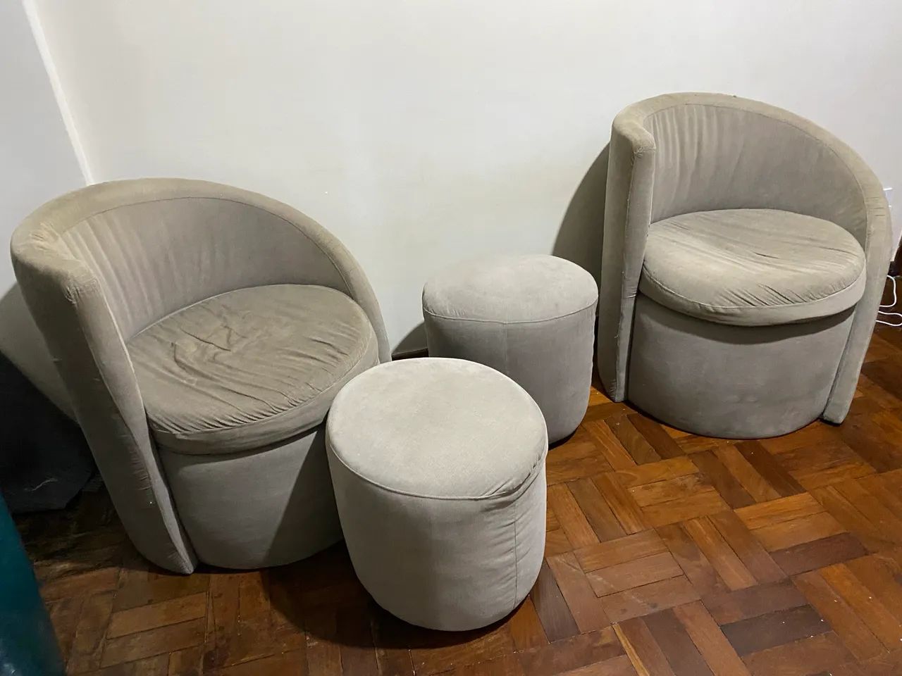 Conjunto Poltronas + Puffs Estilo Boutique 