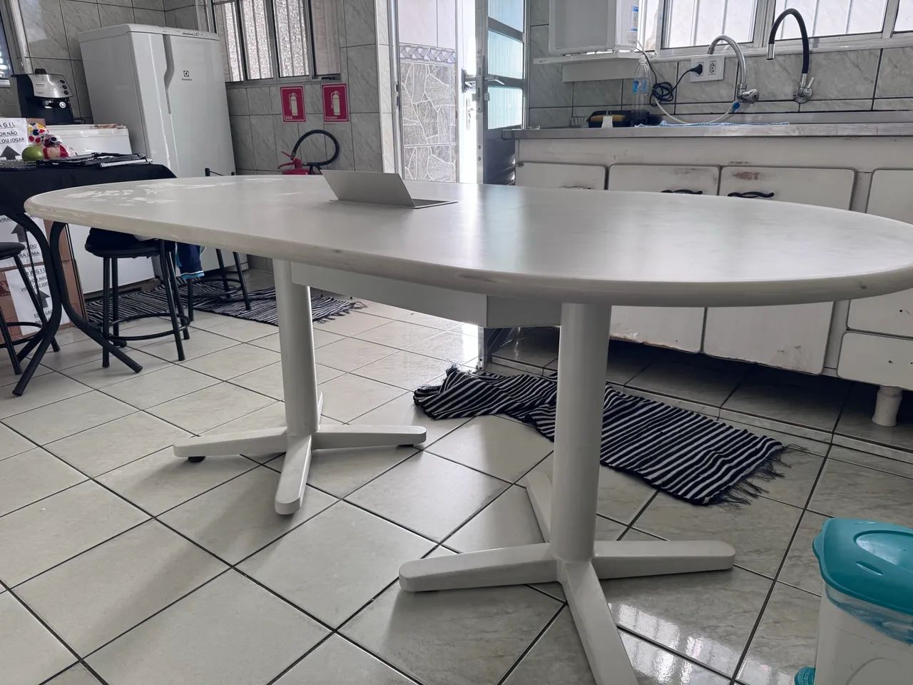 Mesa bancada oval para escritório com ponto de energia no centro - Foto 4