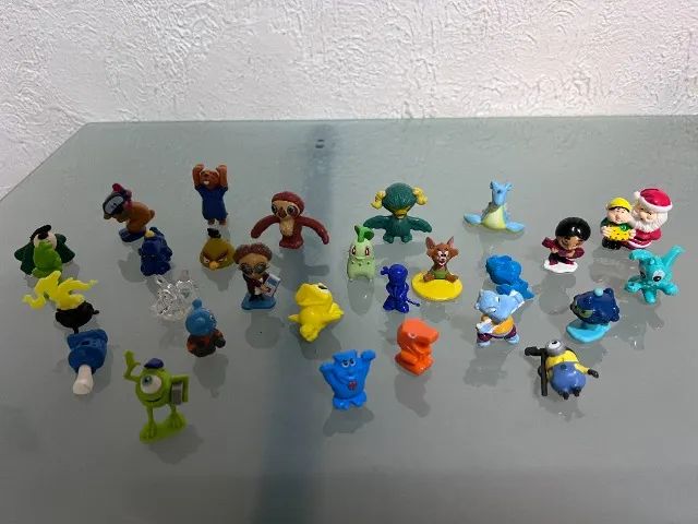 Lote com 28 bonecos  miniaturas colecionaveis
