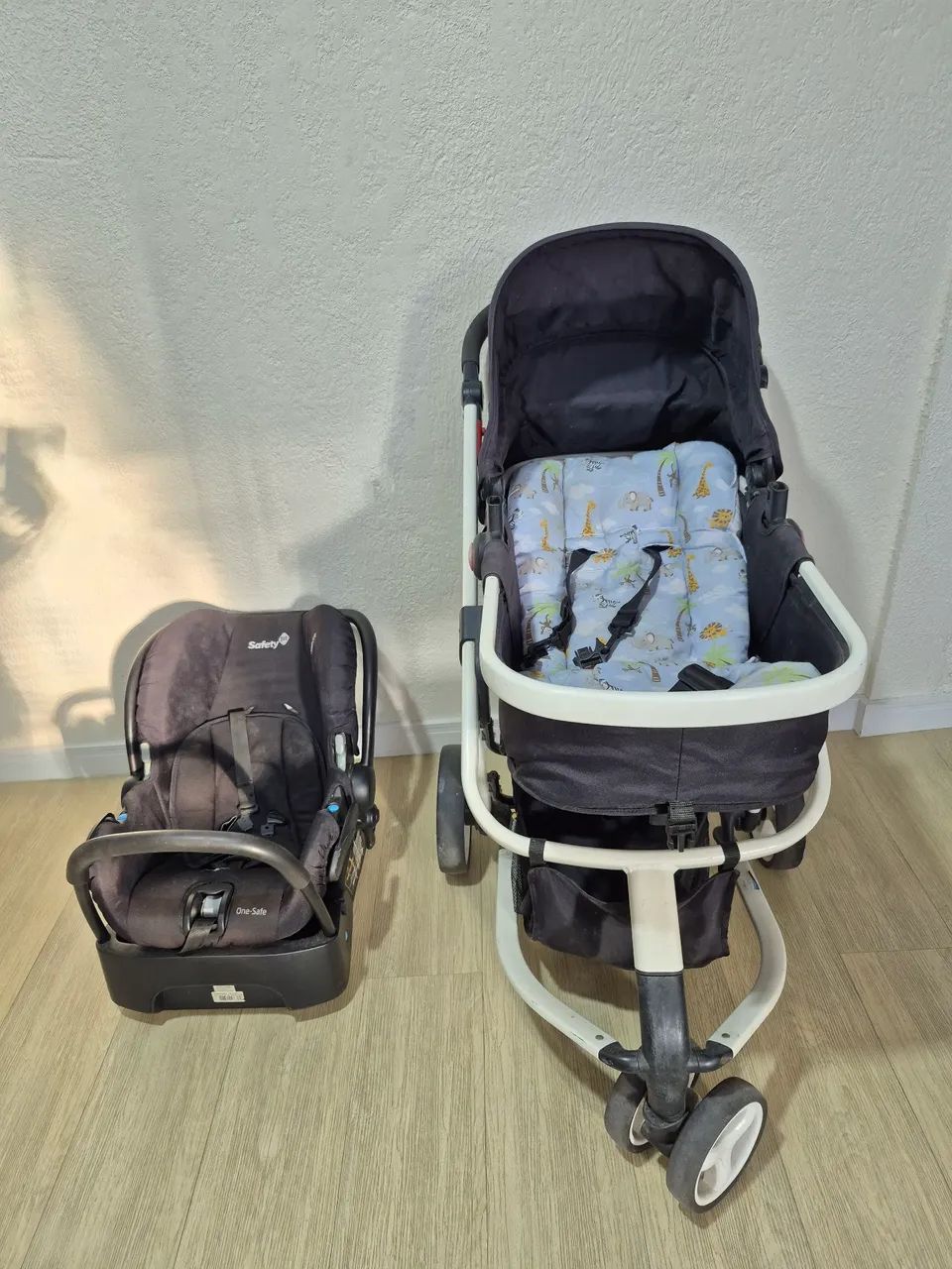 Carrinho Safety com bebe conforto 