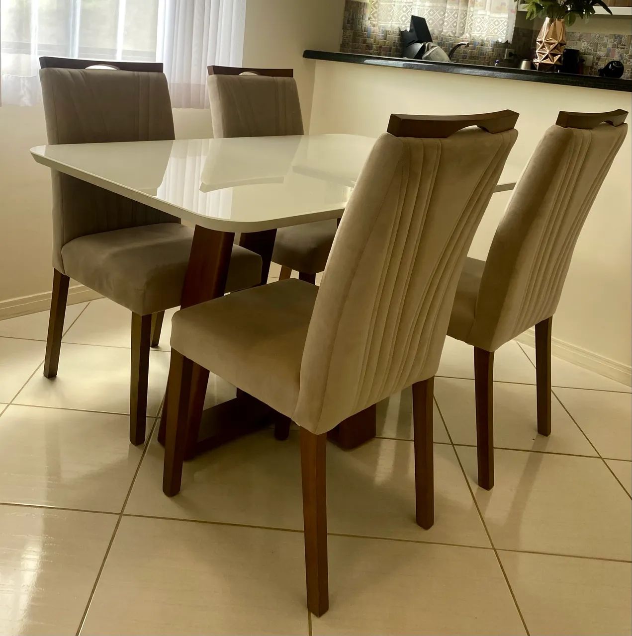 Mesa com 4 cadeiras - Madeira com tampa de vidro 