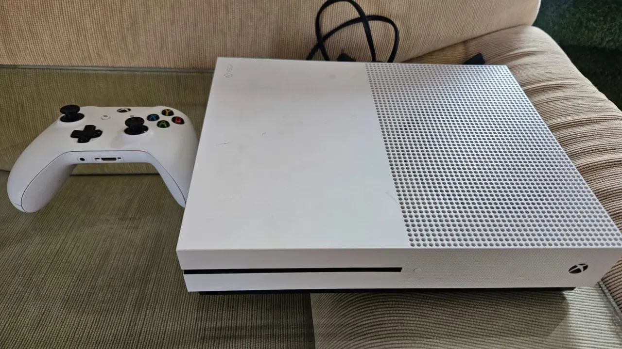 XBOX ONE S 1 TB pouco usado com controle original 