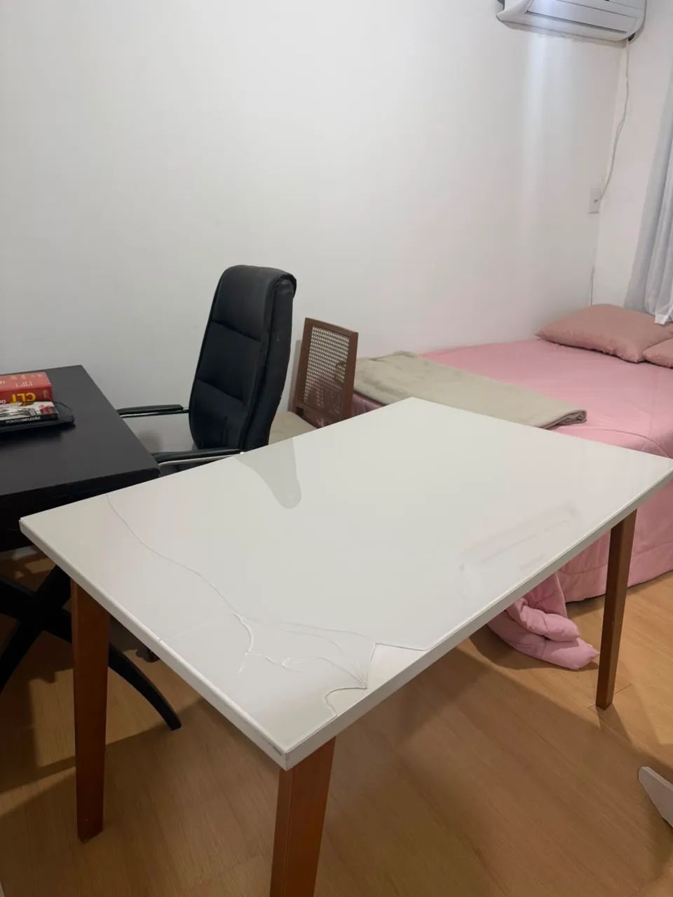Mesa de Jantar de Madeira com Tampo Branco