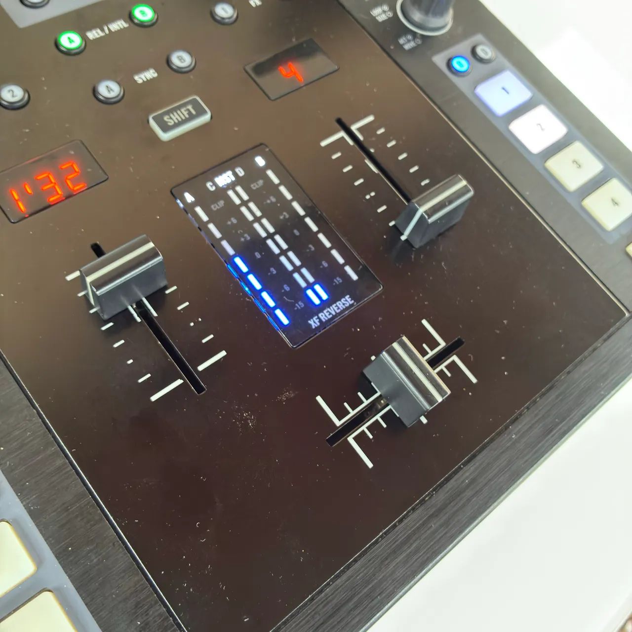 MIXER TRAKTOR SERATO Z2  - Foto 3