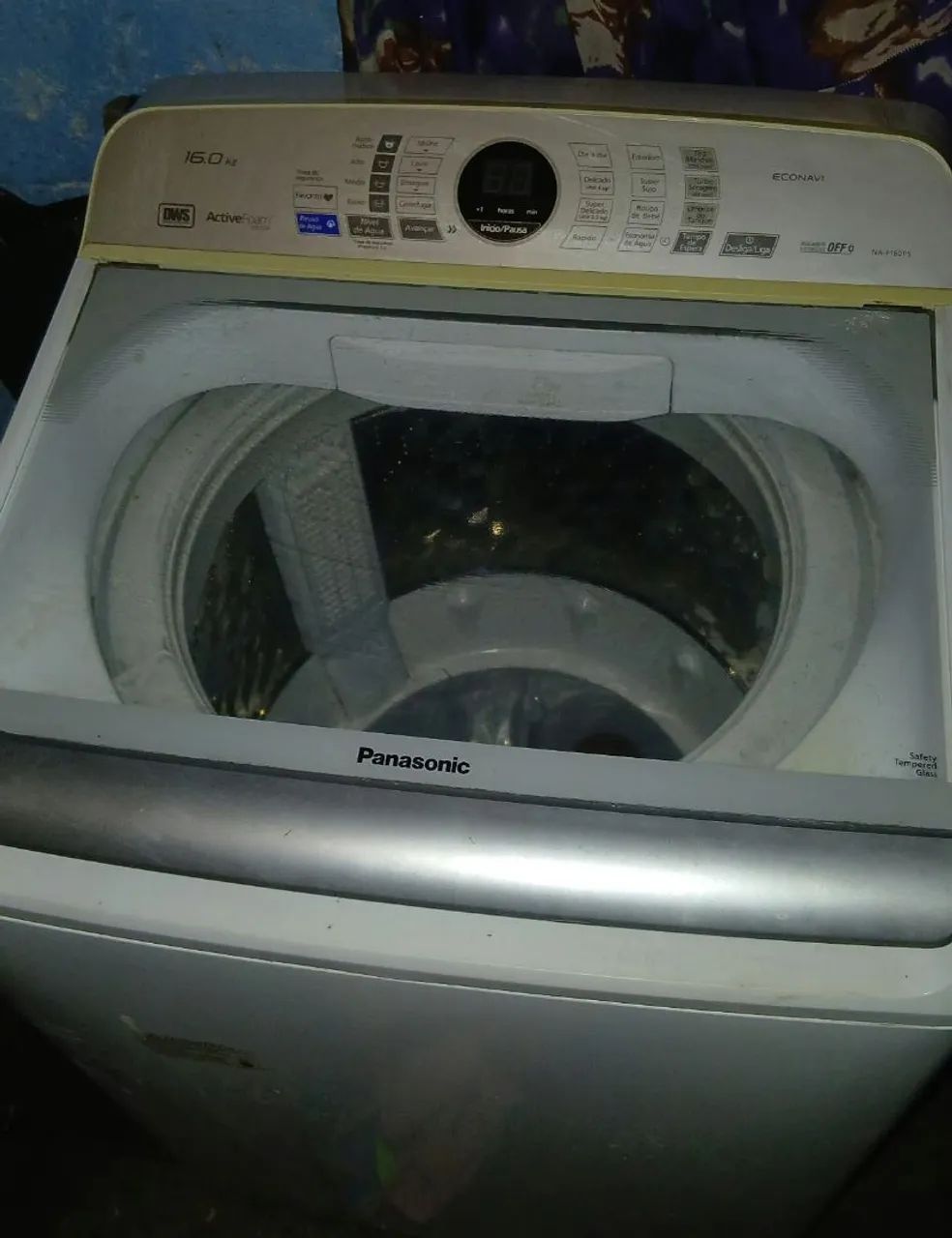 Máquina de lavar sem muita marca de uso e funcionando,  perfeitamente 