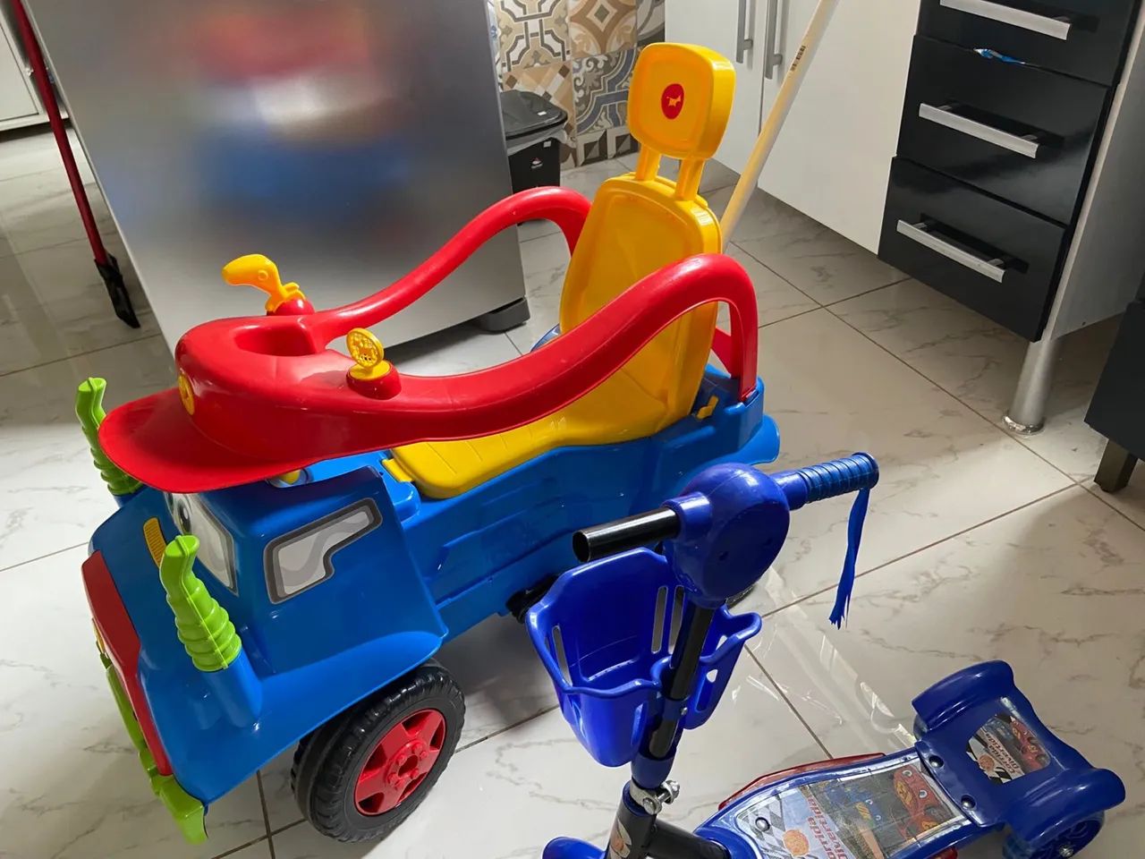 Carrinho de brinquedo para passeio.  - Foto 2