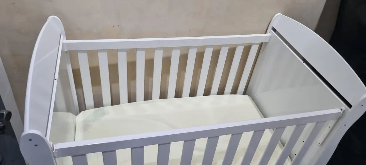 Berço em MDF + colchão 