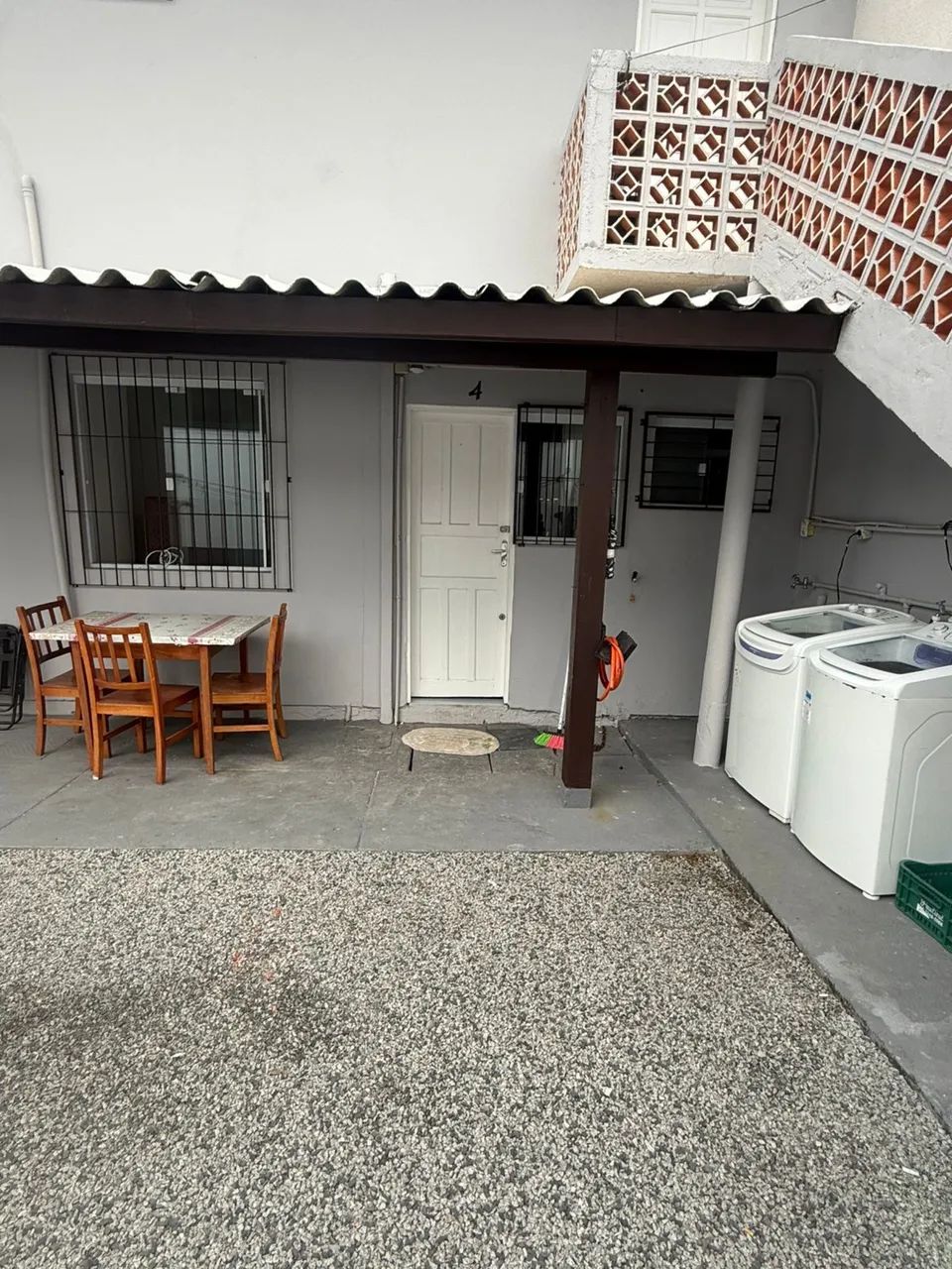 Aluga-se confortável, segura e bem localizada quitinete 