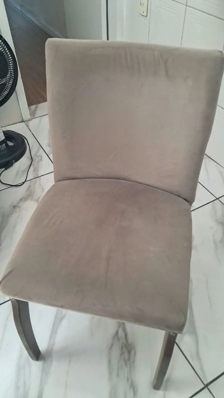Vendo 2 cadeiras de madeira com estofado para mesa de jantar 