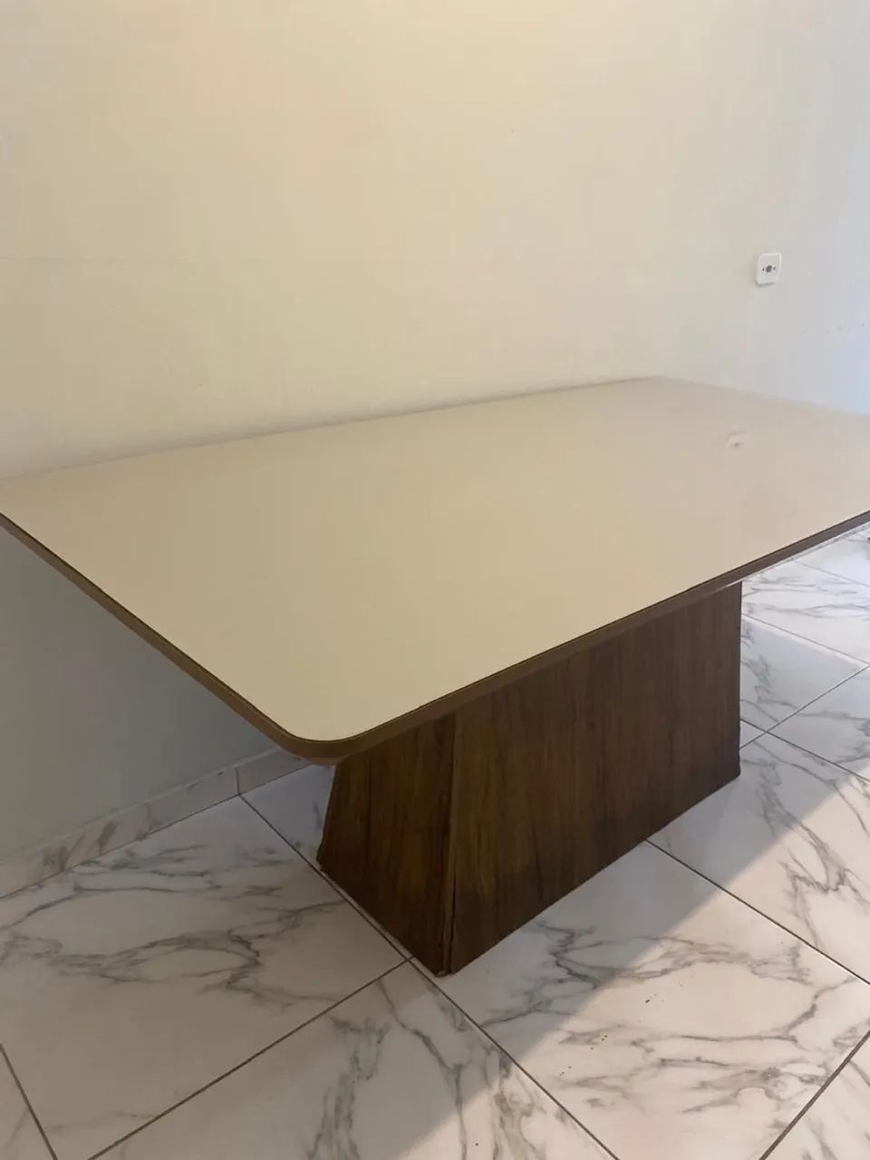 Mesa tampo de vidro e pé madeira