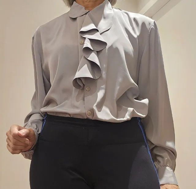 Blusa com babado cinza