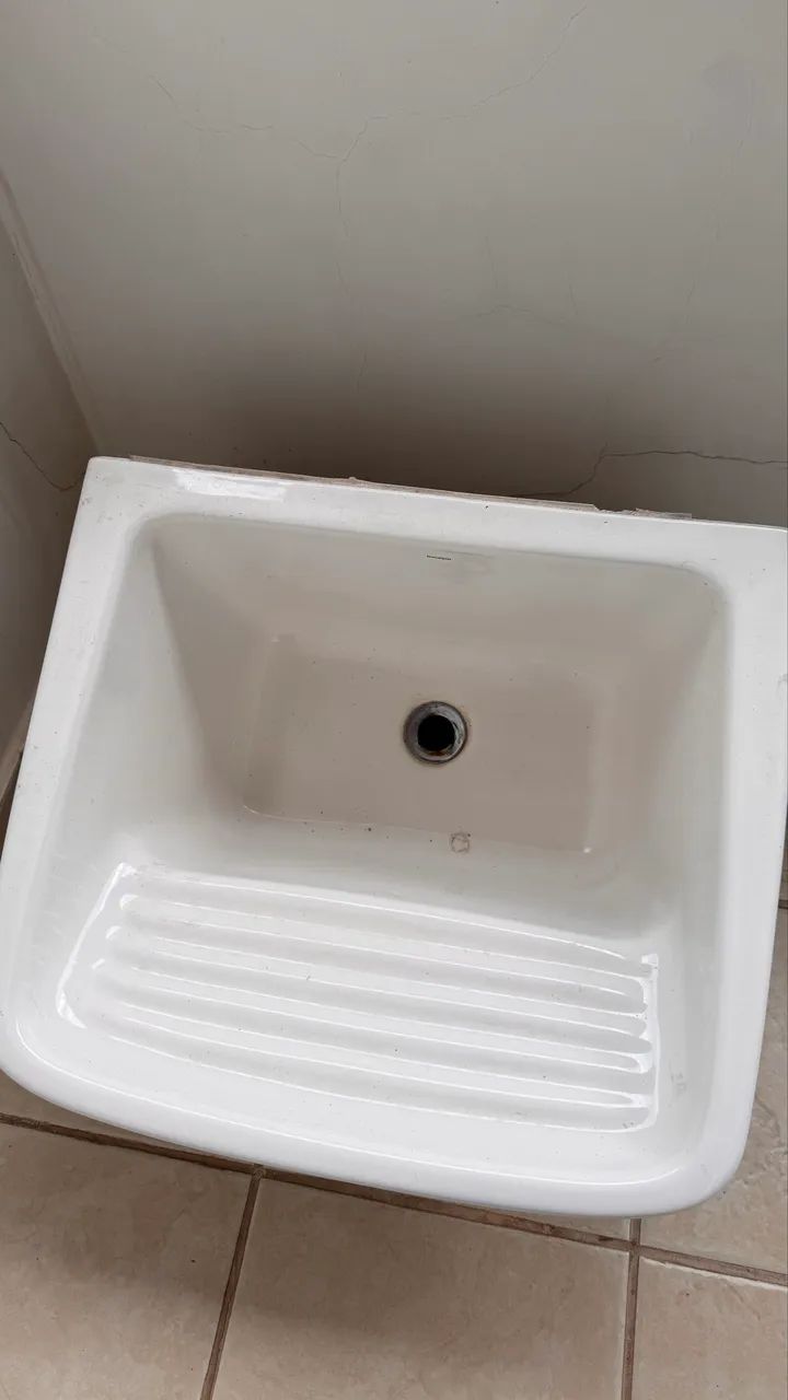 Tanque de louça com base