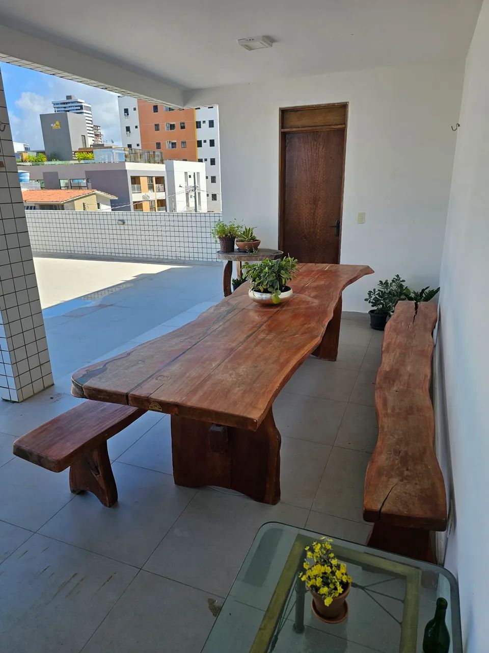 Mesa de madeira com 2 bancos laterais de 3 metroa - Foto 4