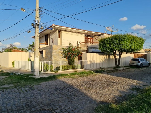 EXCELENTE CASA À VENDA NO BAIRRO COUNTRY CLUB.