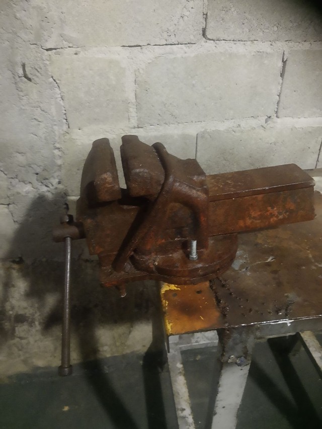 Mesa de ferro reforçada pesada e torno morsa