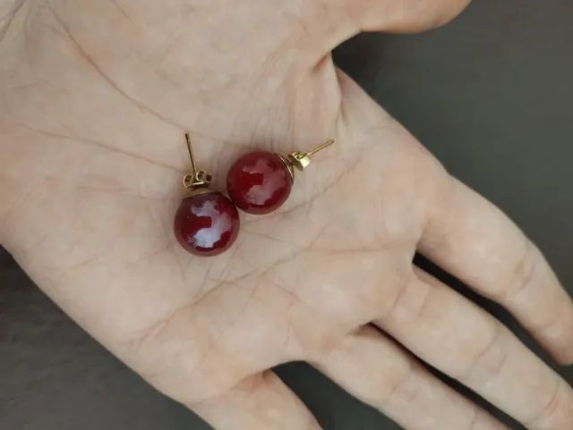 Par de brincos de bola vermelho escuro - Foto 3