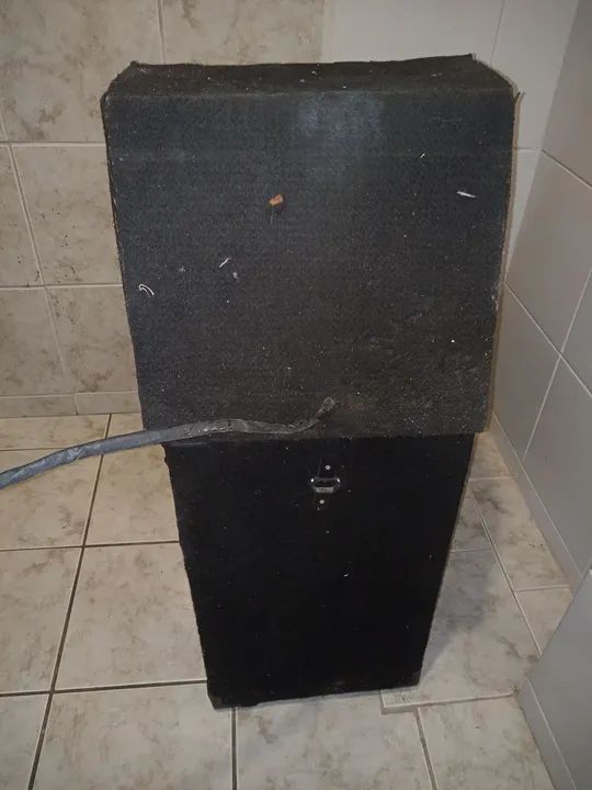 Vendo 2 caixas de som Gradiente (reformada) e 1 caixa de subwoofer Fone rasgado - Foto 3