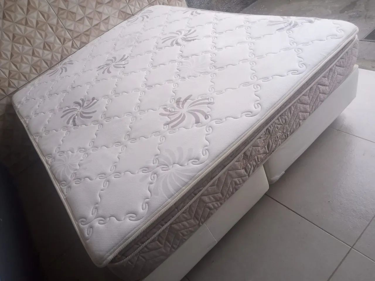 Vendo cama Queen em excelente estado, colchão de molas ensacadas marca Ortobom.