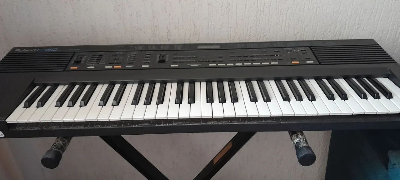 Teclado Roland E-20