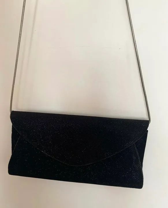 Bolsa preta c leve brilho 