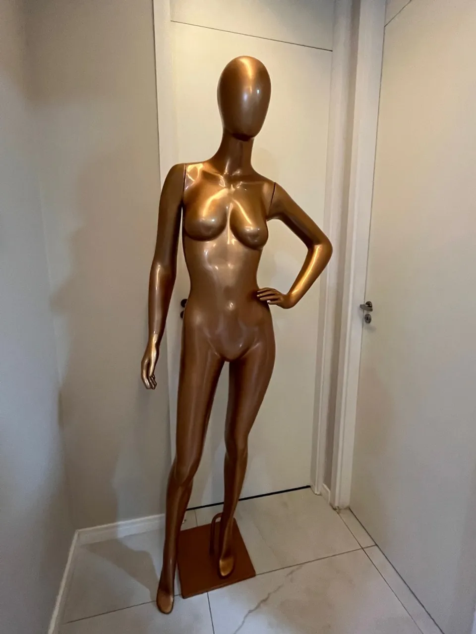 Manequim de fibra feminino dourado