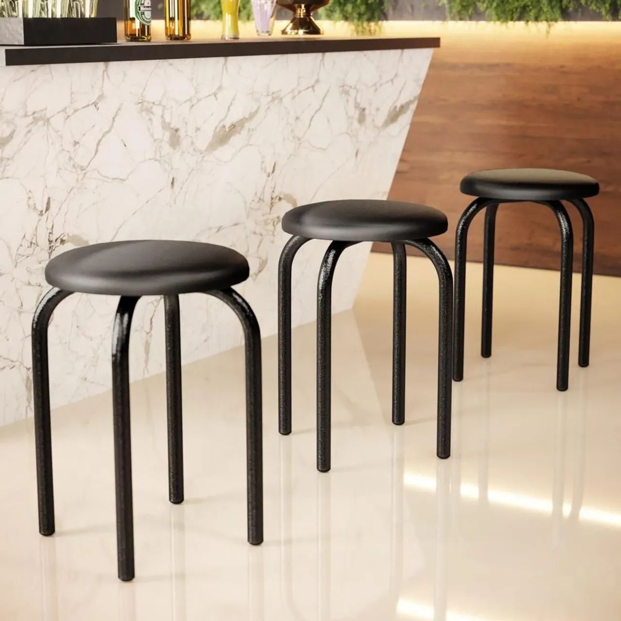 banqueta redonda de metal com assento estofado em couro sintético preto. 