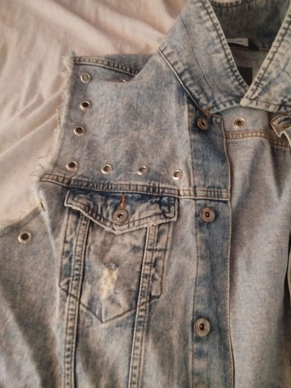 Colete Jeans Destroyed com Detalhes - Foto 2