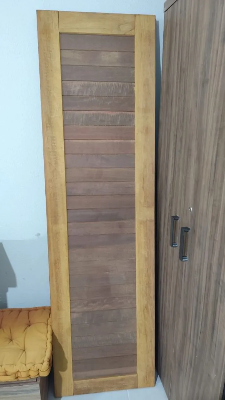 Porta de Madeira Maciça com Design Rústico