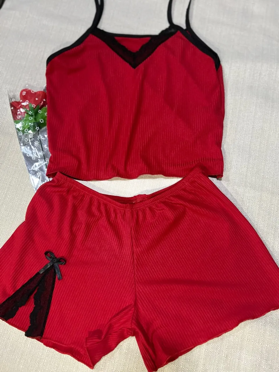 Baby doll canelado vermelho com detalhes em renda
