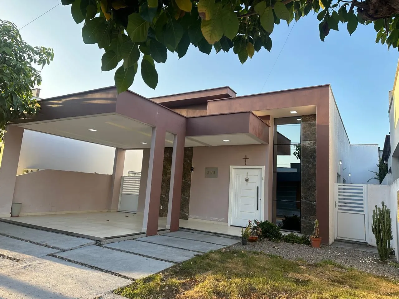 Casa moderna com garagem em condomínio fechado