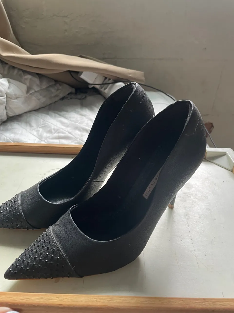 Scarpin Preto com Detalhes em Pedraria
