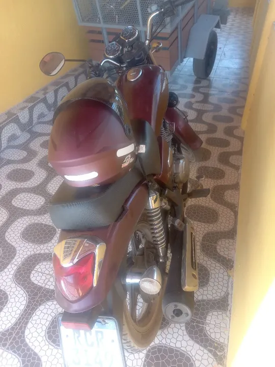 Moto Custom em ótimo estado