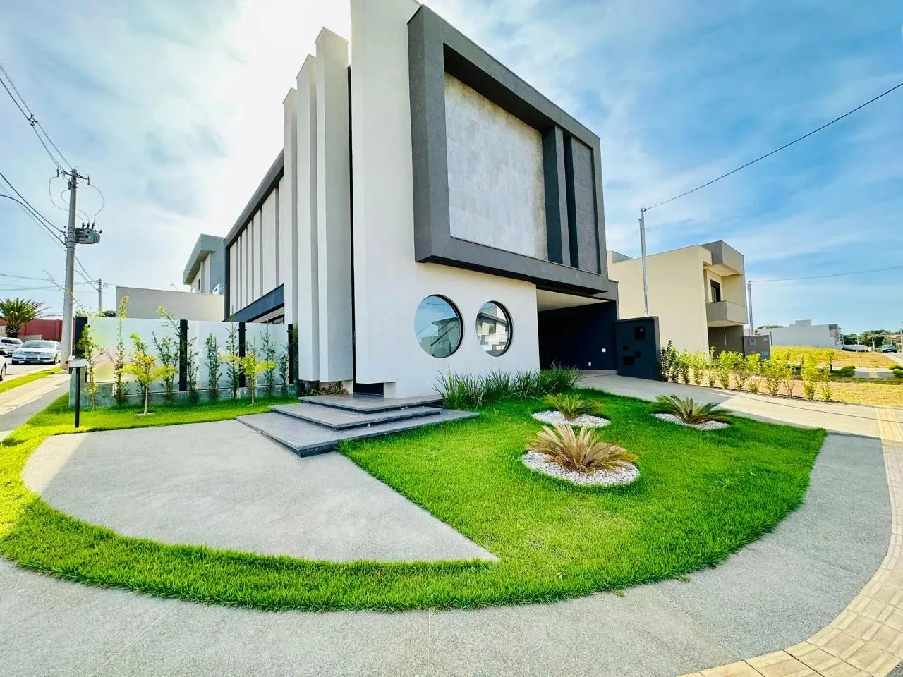Excelente Sobrado Jardins Sevilha | 03 Suítes + Escritório | 367m²