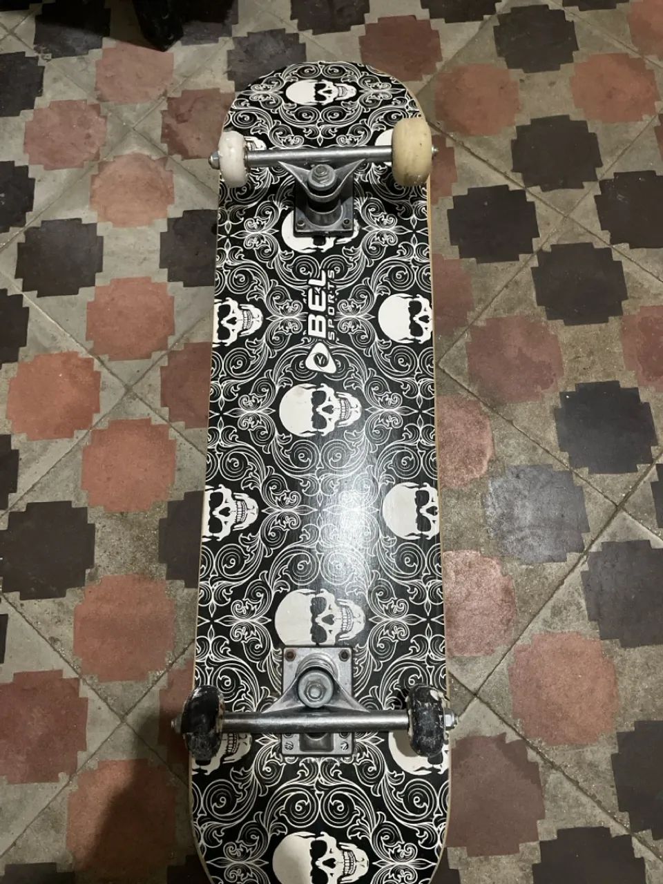 Skate Completo com Design de Caveiras