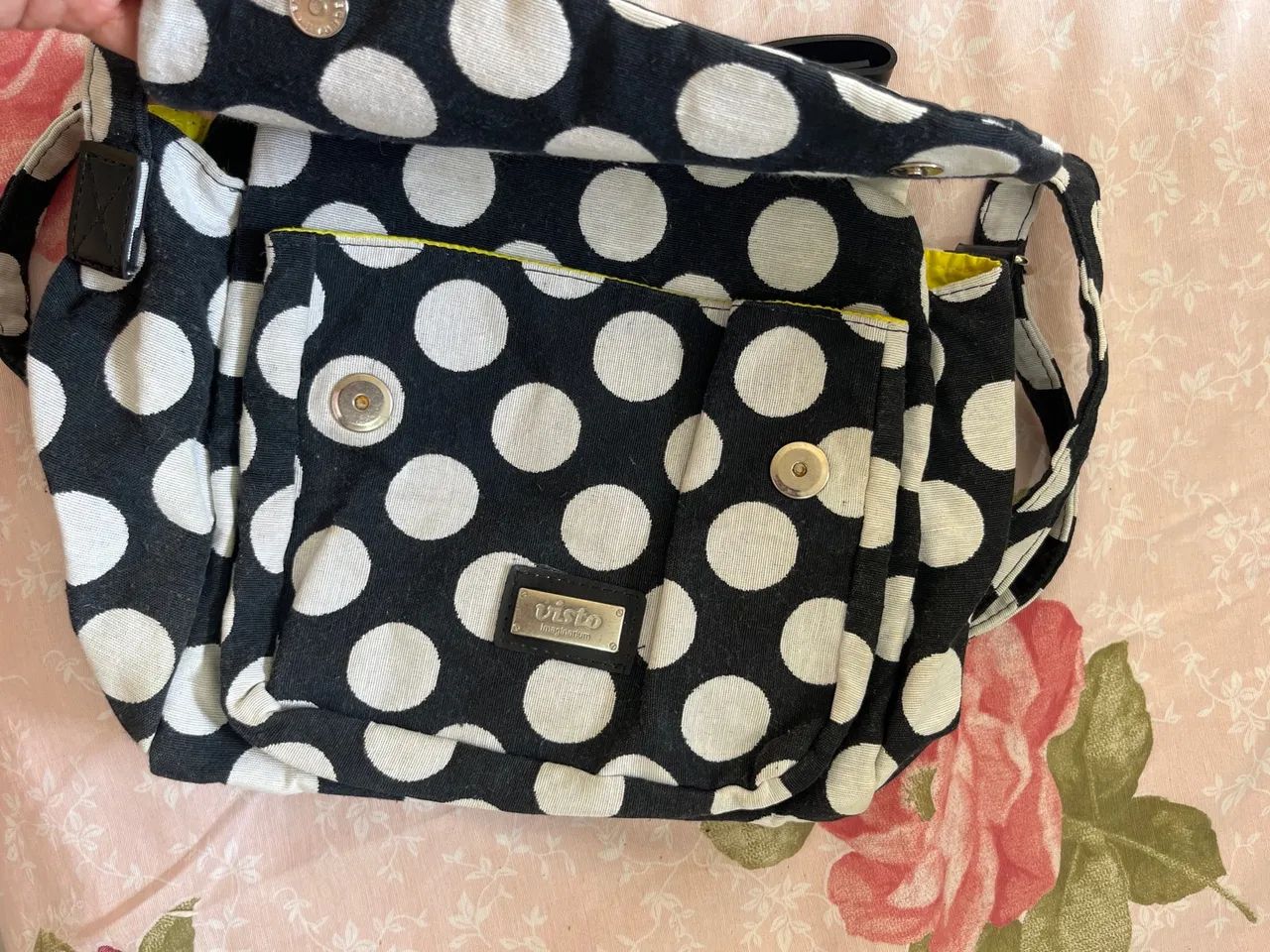 Bolsa de ombro preta com bolinhas branca, da Imaginarium. - Foto 4