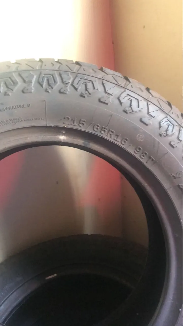 Pneu 215/65R16 98T - Excelente estado!