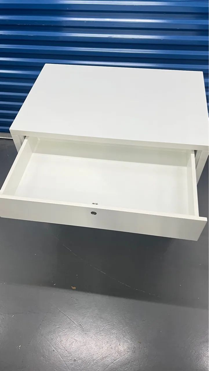 Mesa Auxiliar Branca com Gaveta - Foto 2