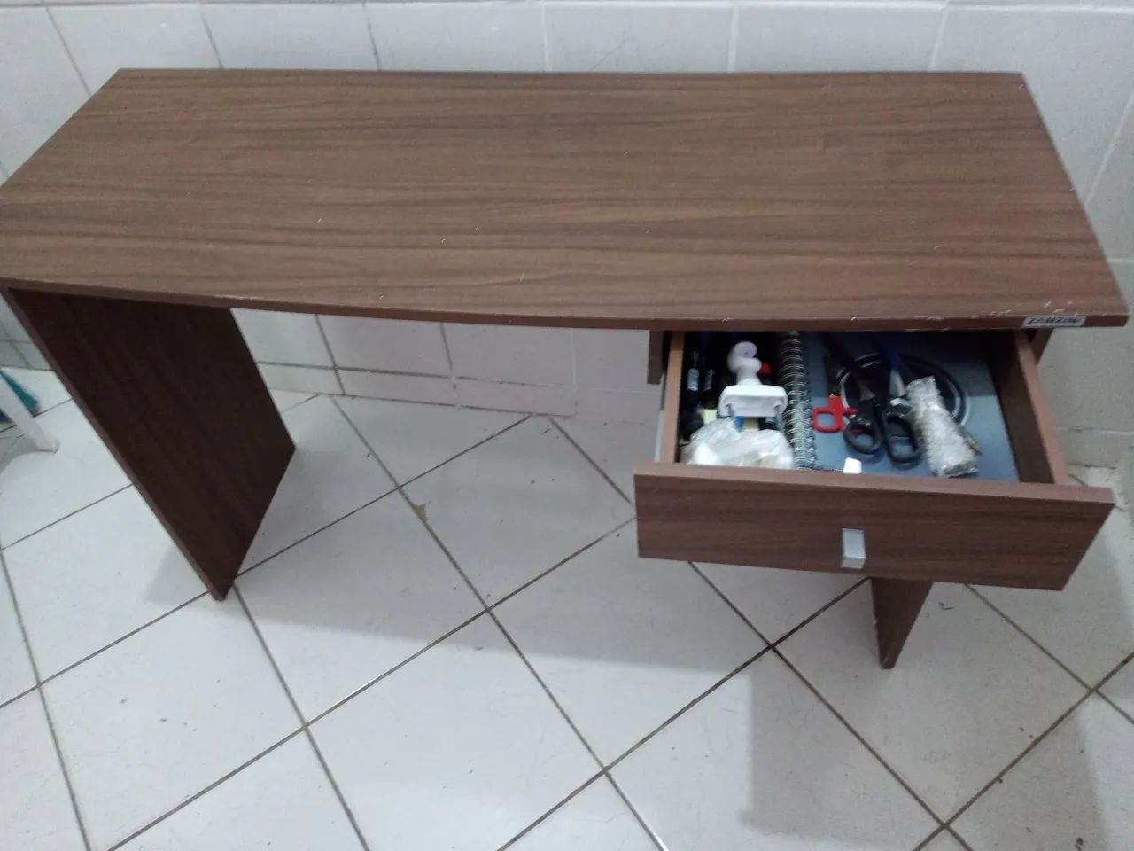 Mesa de escritório ou estudos com gaveta e cantoneira - Foto 3