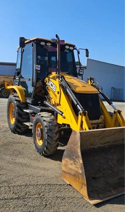 Retroescavadeira JCB 3CX ano 2019, 4x4, com 8.300 horas, em