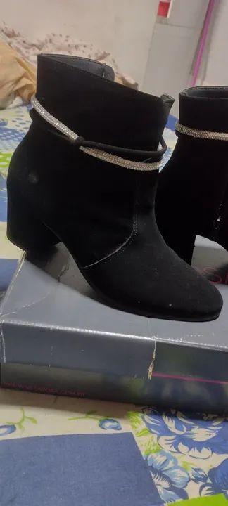 Botas de cano curto pretas com strass - Foto 3