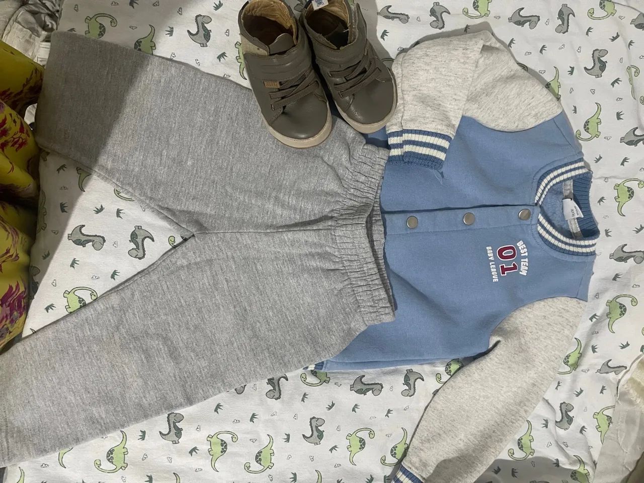 Conjunto Moletom Bebê TAM 1 e bota tamanho 21 - Foto 4